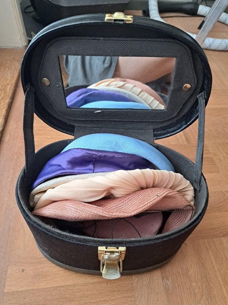 vintage hoedendoos met 5 pillbox hoedjes, Ophalen, Gedragen, One size fits all