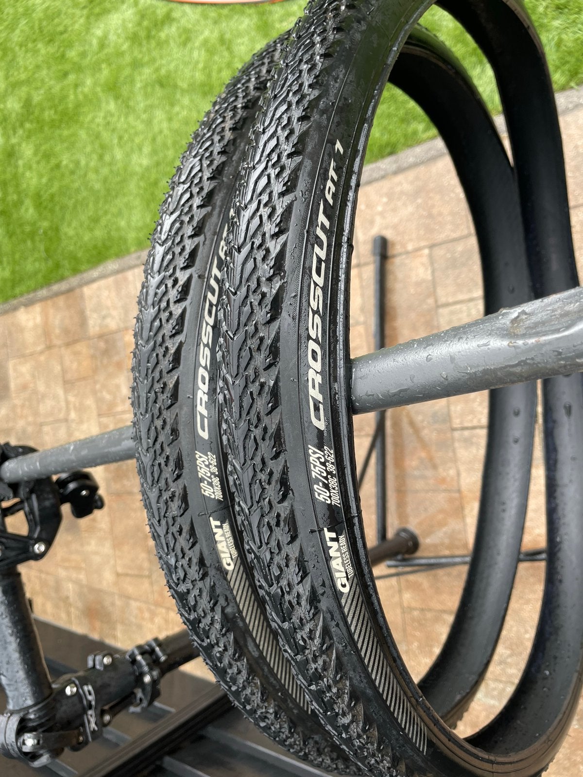 Giant Crosscut AT 1 Gravelbanden 700x38C Tubeless Ready, Fietsen en Brommers, Fietsonderdelen, Band, Ophalen of Verzenden, Zo goed als nieuw