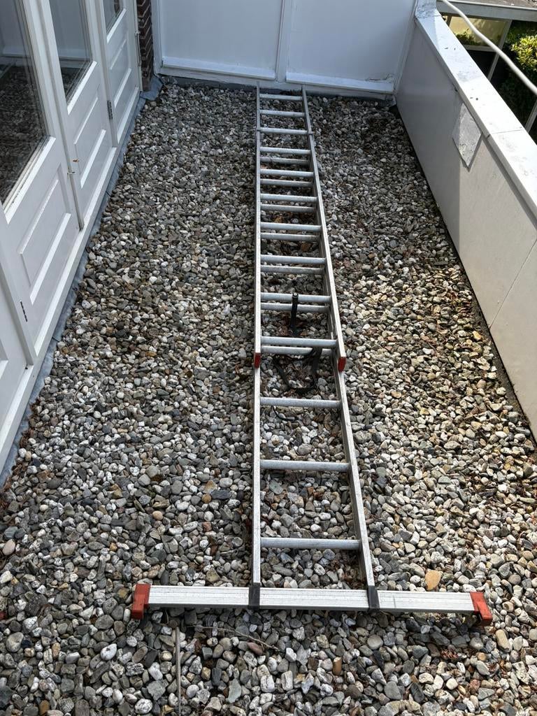 Stevige Altrex uitschuifbare ladder met stabiliteitsbalk, Ophalen, Zo goed als nieuw, Ladder, Opvouwbaar of Inschuifbaar