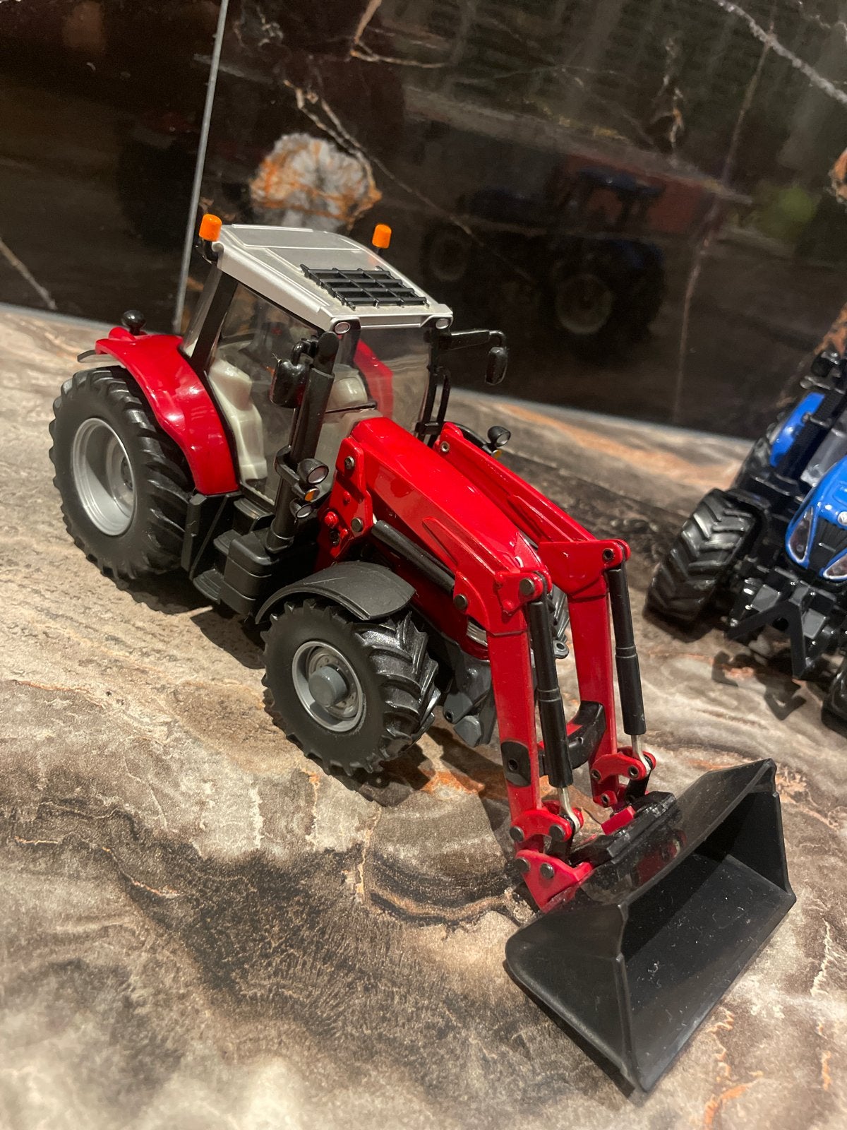 2 Britains 1:32 Tractoren: New Holland & Massey Ferguson, Ophalen, Gebruikt, Tractor of Landbouw, Britains