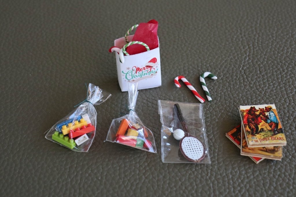 Kerstdraagtasje met speelgoed en kerstzuurstokjes., Ophalen of Verzenden, Nieuw, Gebruiksvoorwerp