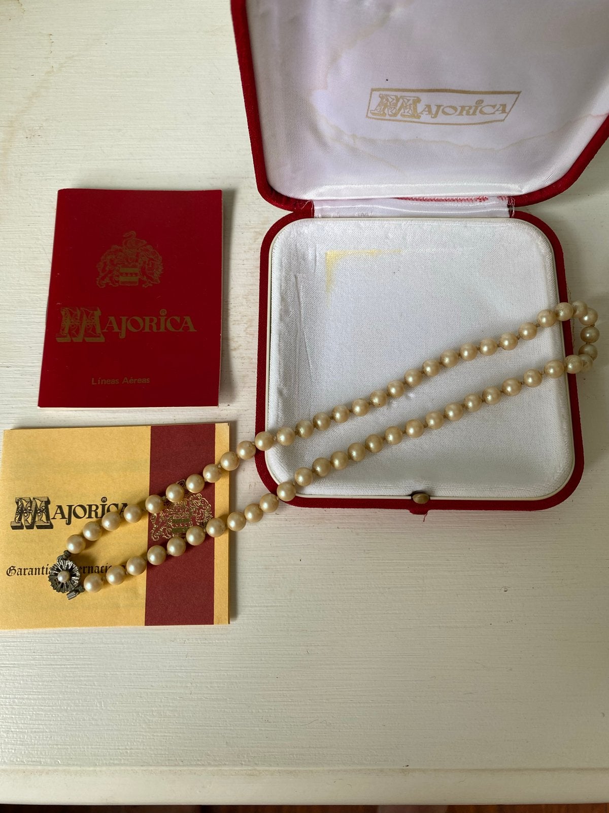 Majorica parelketting met zilveren sluiting in doosje, Beige, Ophalen of Verzenden, Zo goed als nieuw, Met edelsteen