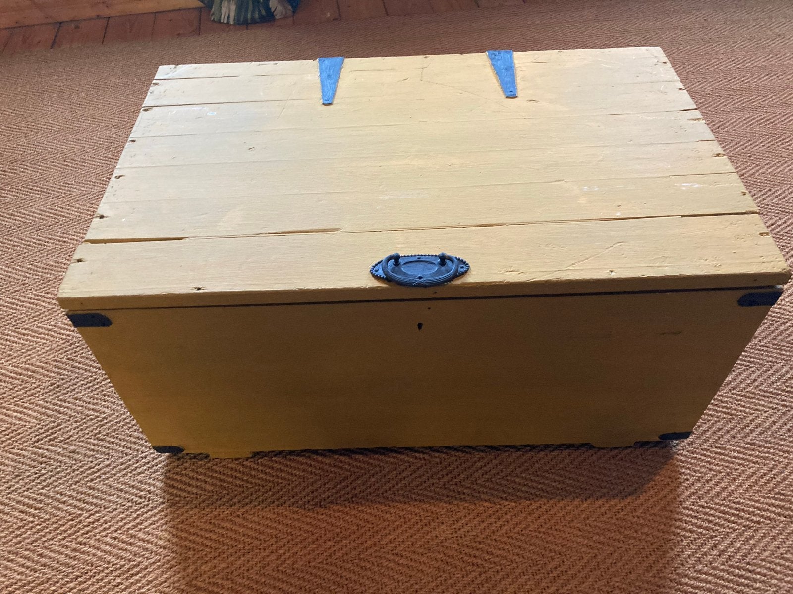 Okergele houten opbergkist met zwart metalen grepen, Ophalen, 50 tot 100 cm, Zo goed als nieuw, 5 – 50