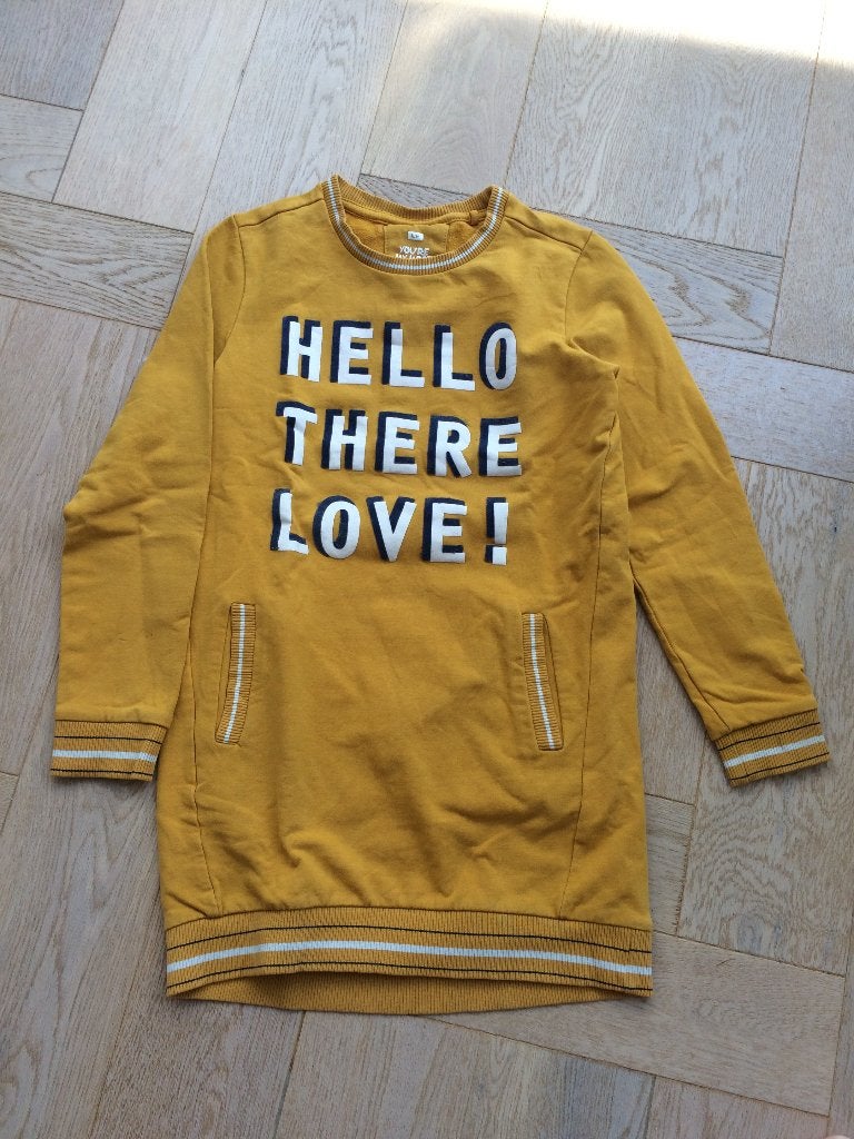 Okergeel jurkje van WE "hello there love" 134/140 - nog net, Gebruikt, Meisje, Ophalen of Verzenden, Jurk of Rok