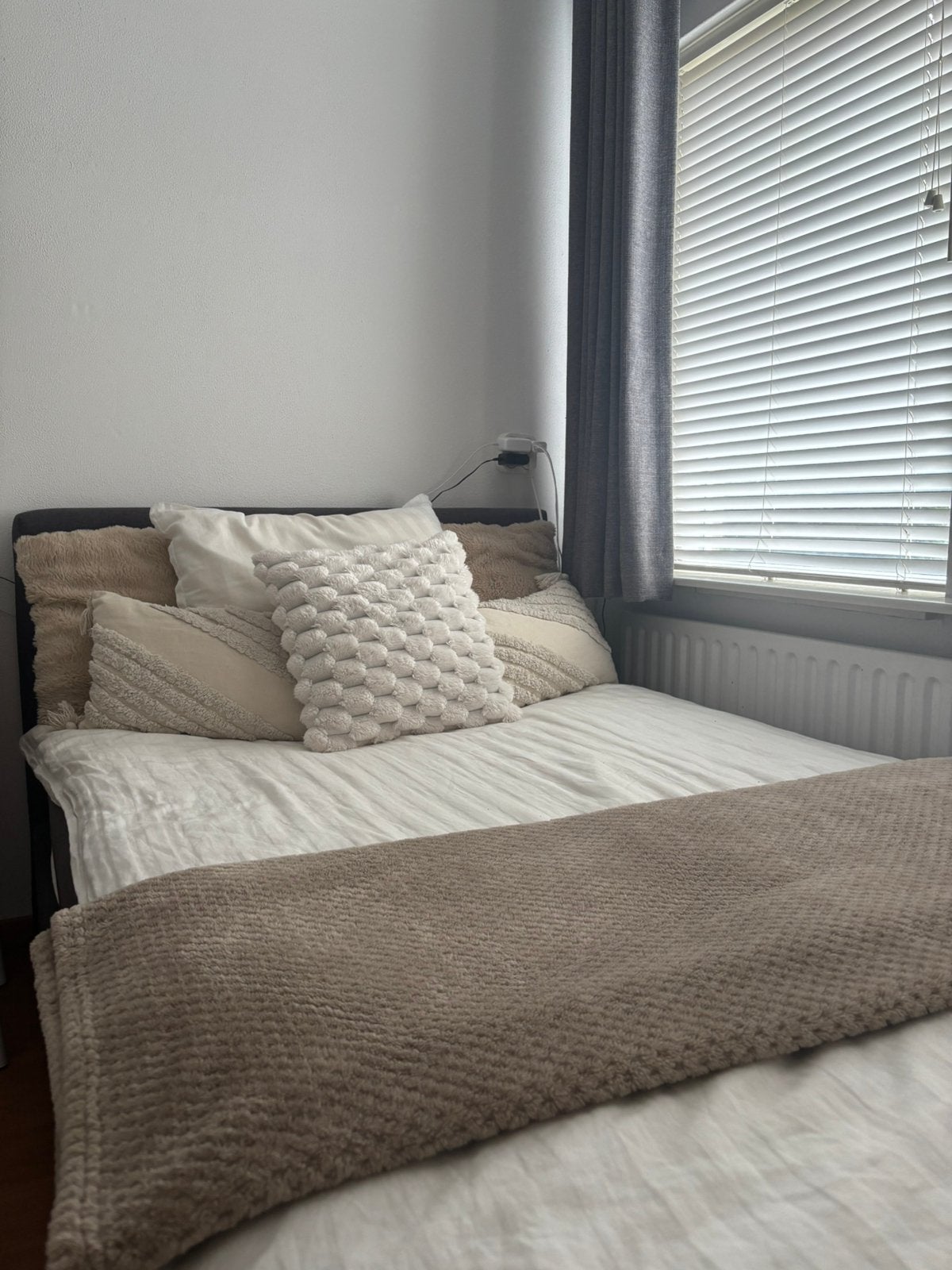 Grijze boxspring, Huis en Inrichting, Slaapkamer | Boxsprings, Ophalen, Zo goed als nieuw, Twijfelaar, 120 cm