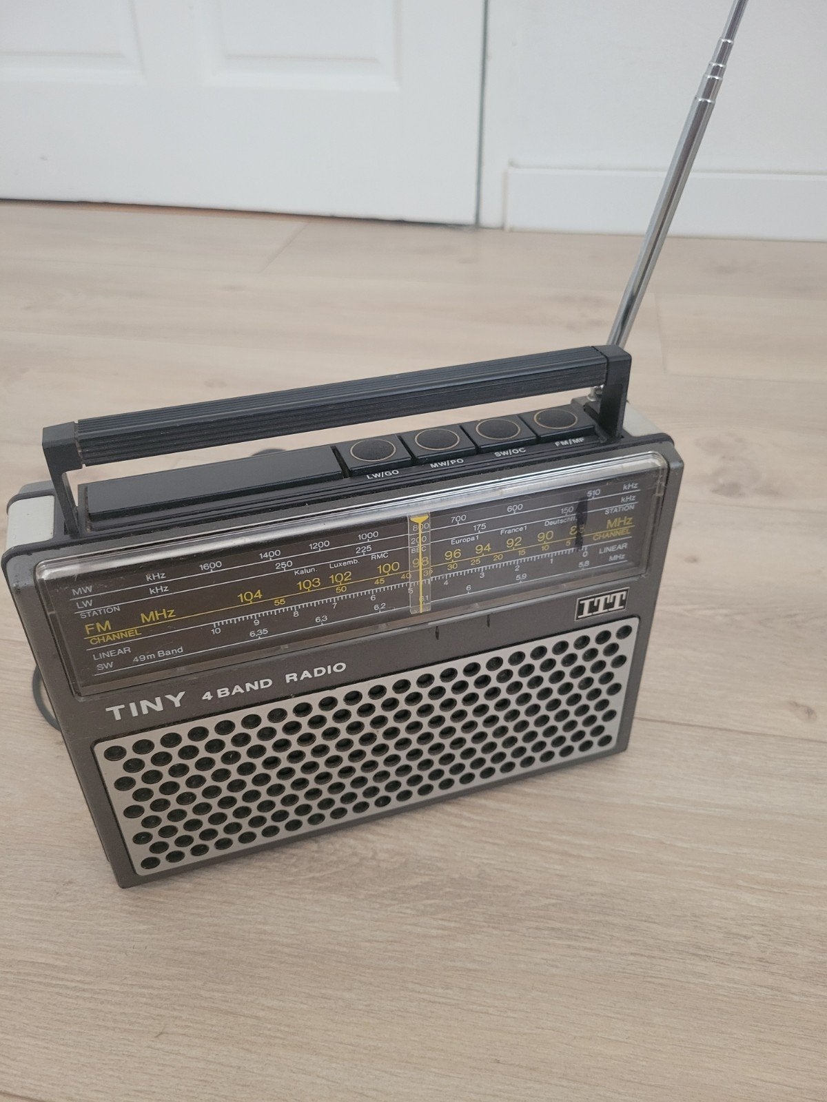 tiny 4 band radio ITT vintage  €50,-, Audio, Tv en Foto, Ophalen of Verzenden, Gebruikt, Radio