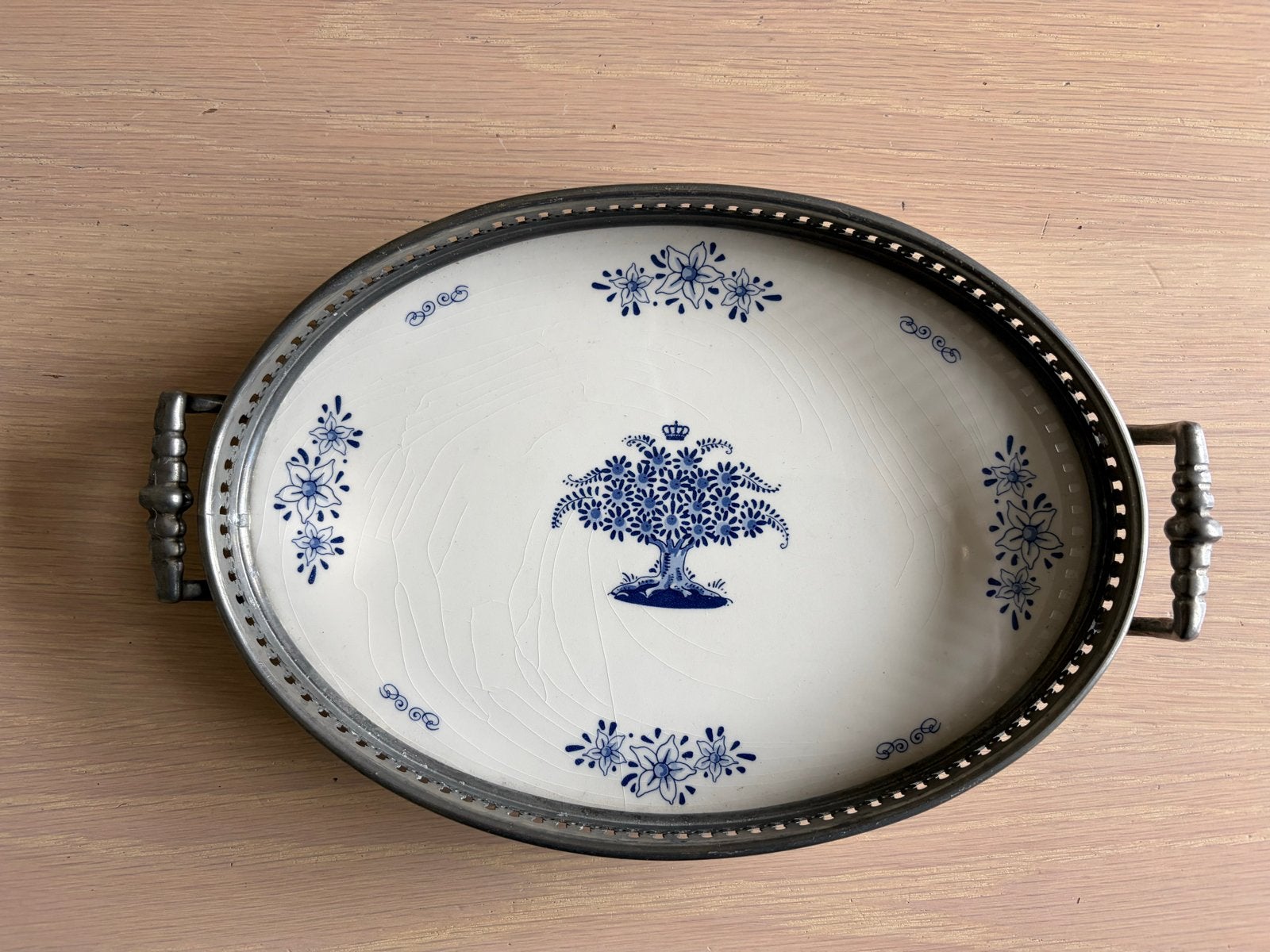 Ovaal serveerblad met klassiek bloemenmotief en tinnen rand, Ophalen of Verzenden