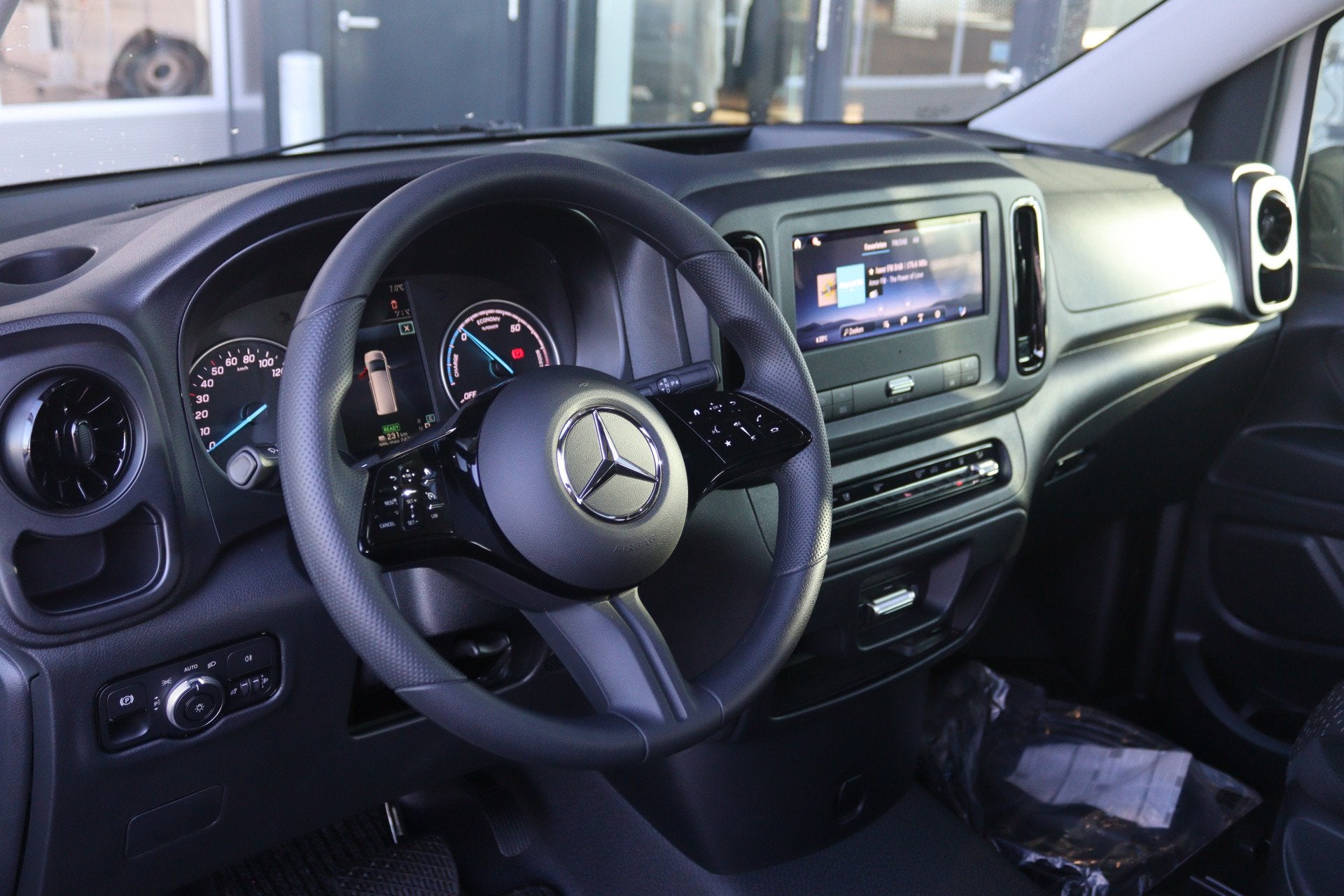 Mercedes-Benz eVito 126 Tourer L3 PRO 9 persoons // TAXI ACT, Automaat, Stof, Zwart, 24 maanden
