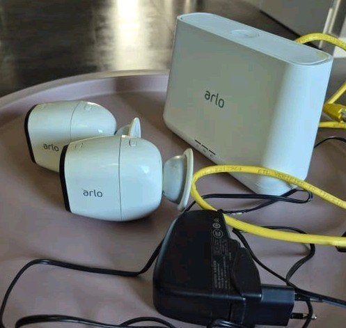 Arlo Beveiligingscamerasysteem met 2 camera's en Hub, Ophalen of Verzenden, Gebruikt, Buitencamera