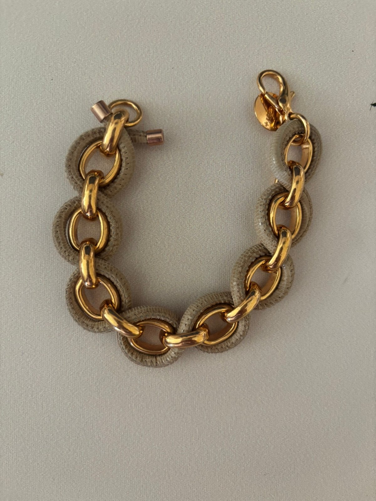 Nieuw beige goudkleur leer armband merk Kathy, Sieraden, Tassen en Uiterlijk, Armbanden, Ophalen of Verzenden, Nieuw, Beige, Leer