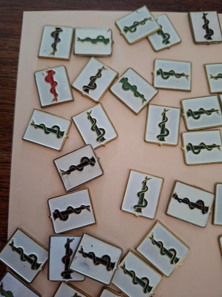 Esculaap symbool speldjes, Ophalen of Verzenden, Gebruikt, Overige onderwerpen