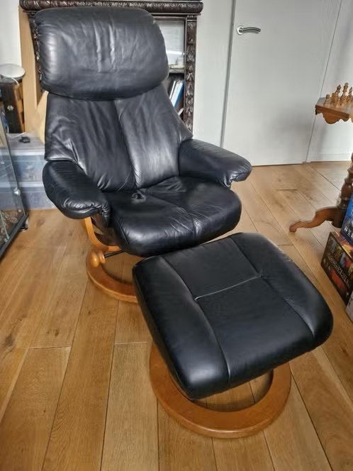 Comfortabele leren relaxstoel met voetenbank, Ophalen, Gebruikt, 75 tot 100 cm, Stressless