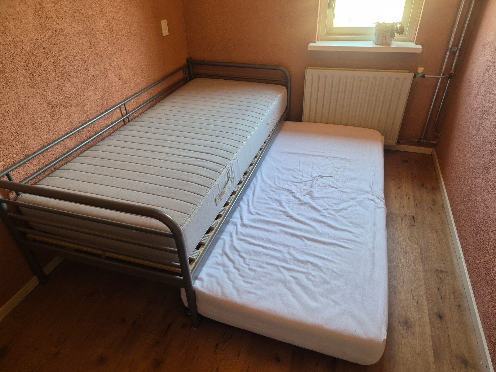 Metalen bedframe met uitschuifbaar logeerbed, Huis en Inrichting, Slaapkamer | Bedden, Ophalen, Gebruikt, 90 cm, 200 cm