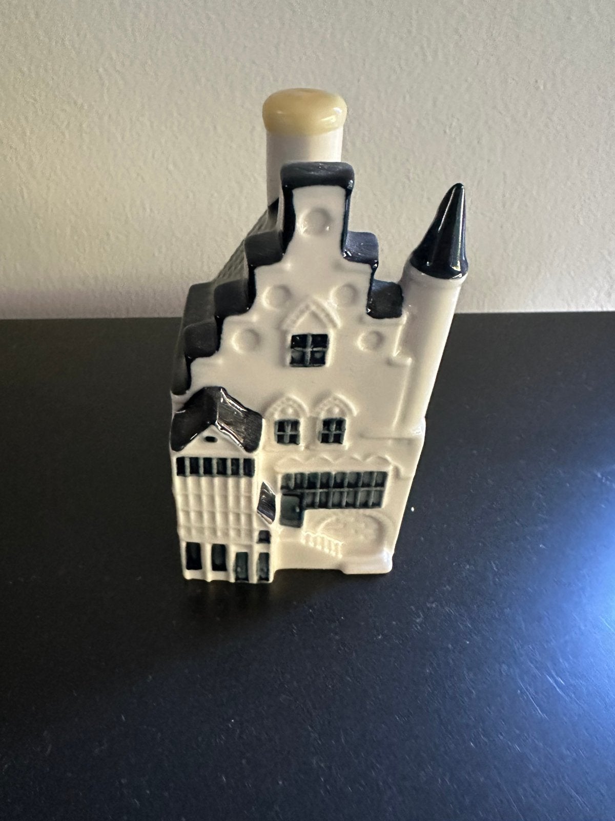 KLM huisje 101, Verzamelen, KLM Huisjes, Ophalen of Verzenden, Zo goed als nieuw, Gevuld