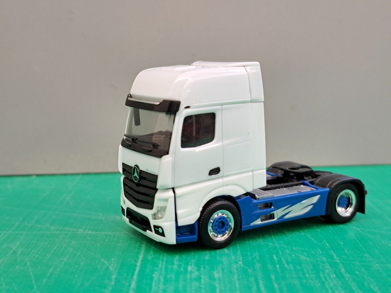 Herpa Mercedes-Benz Actros Gigaspace blauw wit alcoa velgen, Ophalen of Verzenden, Zo goed als nieuw, Bus of Vrachtwagen, Herpa