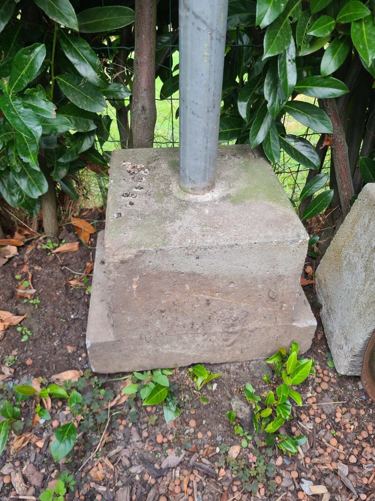 Betonnen voet  met metalen buis Paal., Ophalen