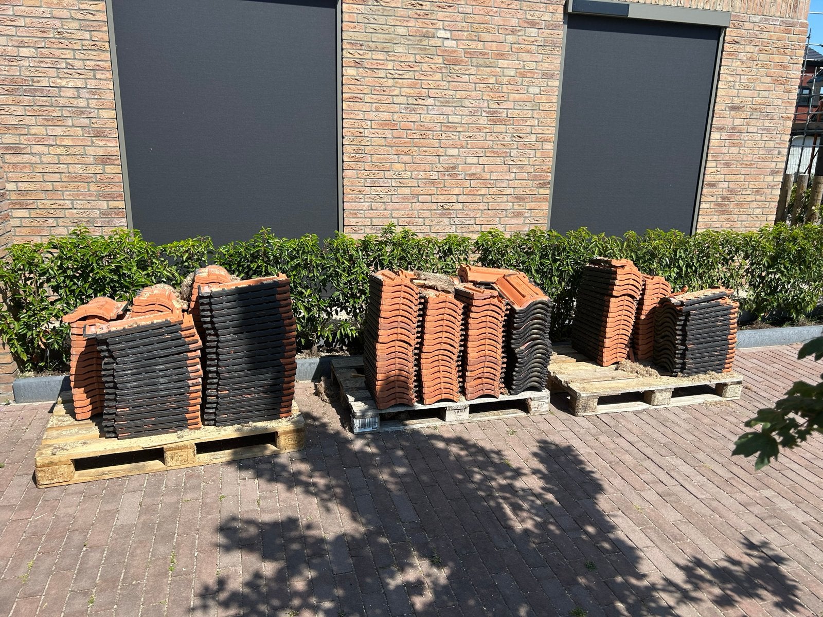 Ongeveer 250 dakpannen, Ophalen, Steen of Klei, Zwart, Zo goed als nieuw