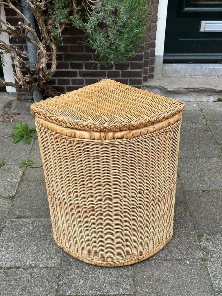 Vintage rotan bamboe riet mand wasmand hoekmodel 1970 boho, Ophalen, Gebruikt, Mand, Riet