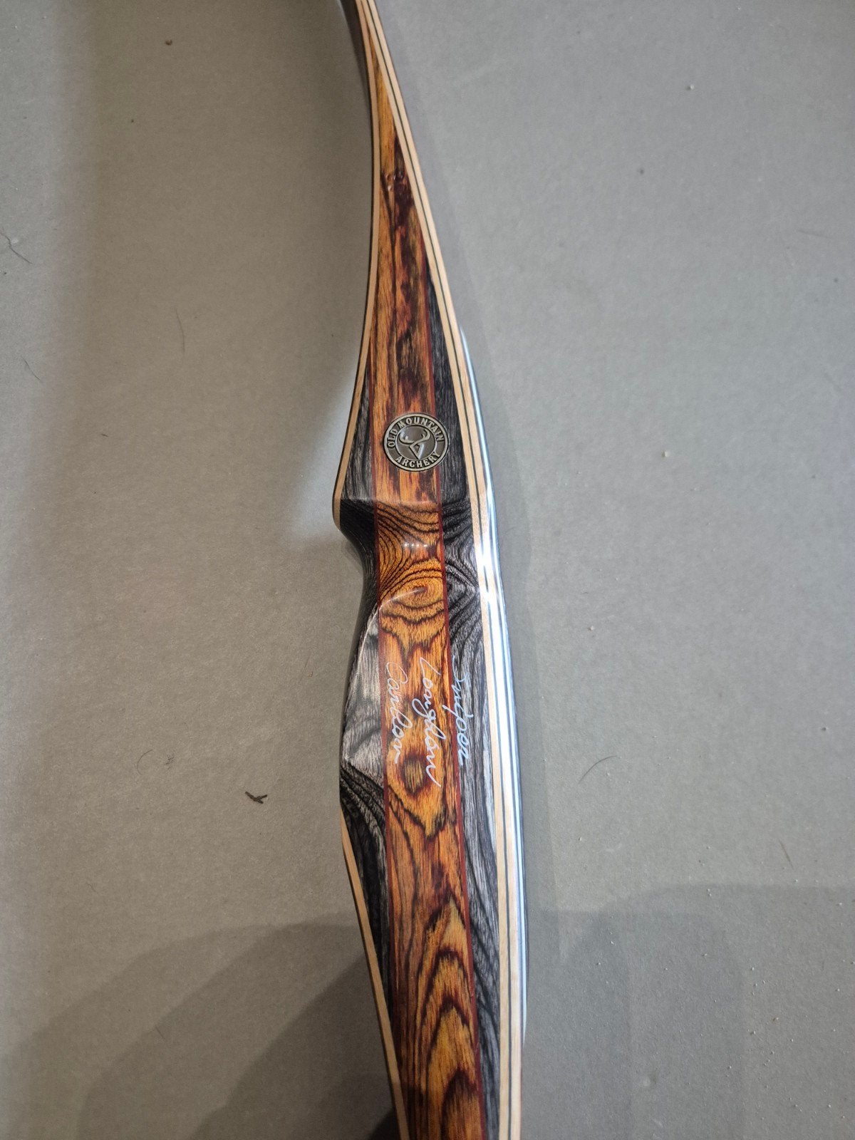 Old Mountain Sniper Carbon Longbow 30 pond 68 inch RH, Ophalen of Verzenden, Zo goed als nieuw, Longbow