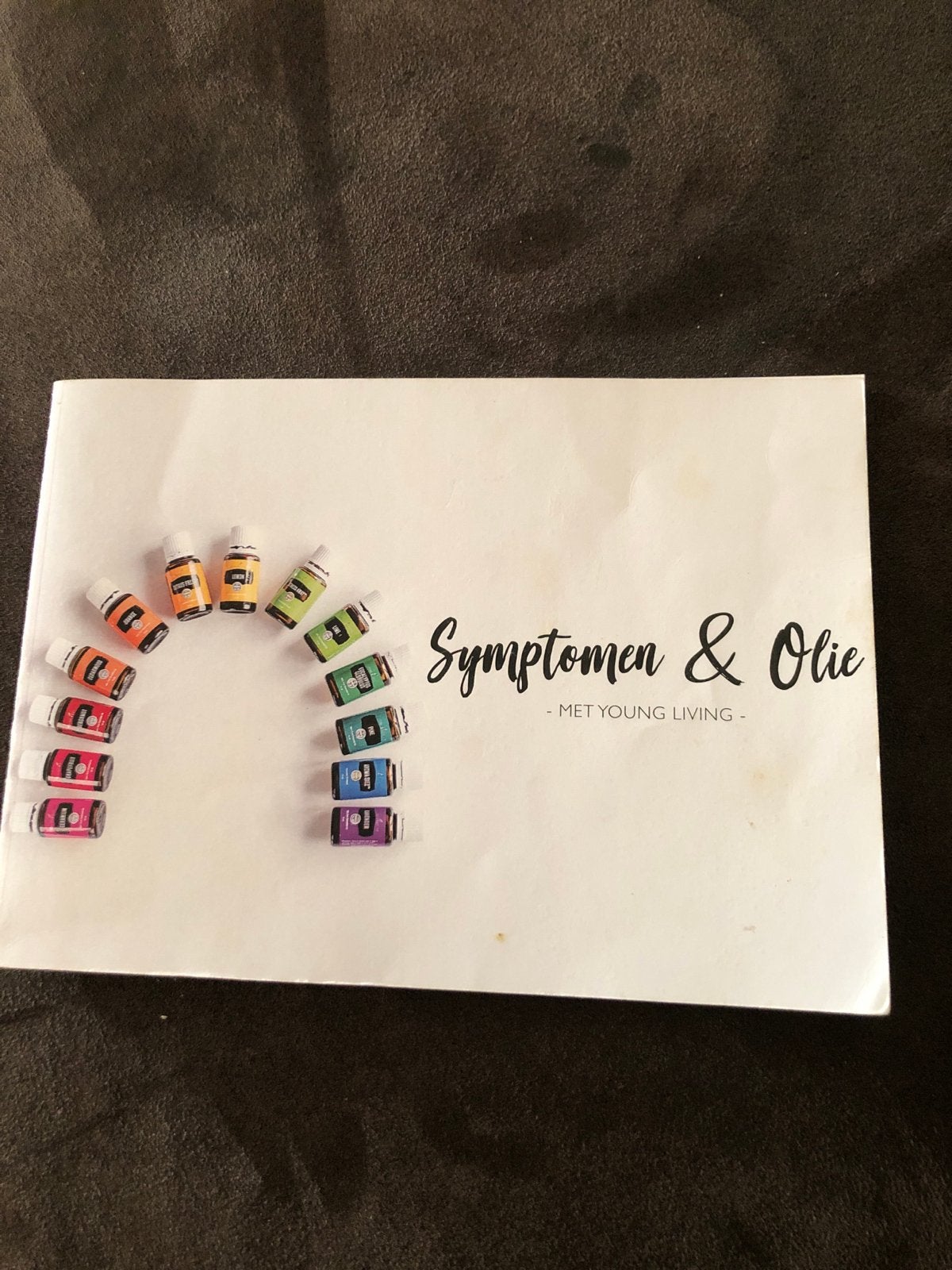 Symptomen & Olie - Young Living Handboek, Ophalen of Verzenden, Gelezen, Overige typen