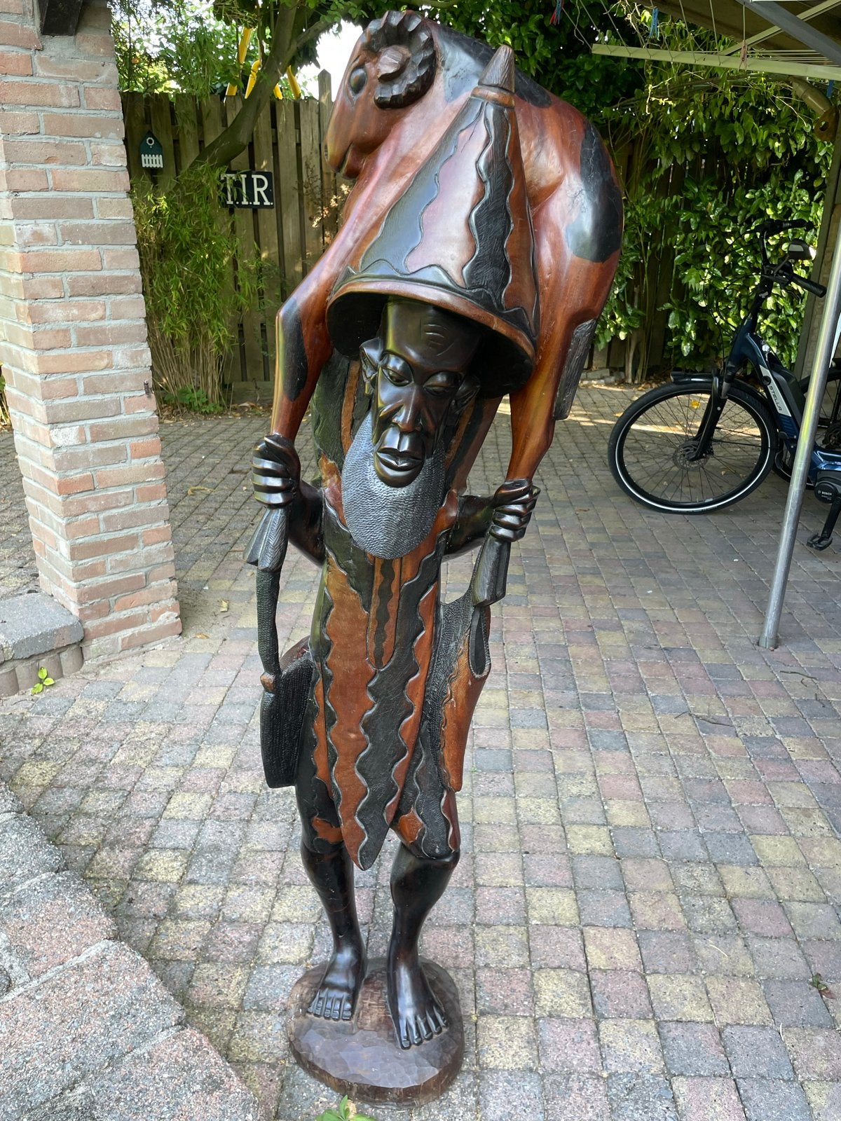 Groot Afrikaans houten beeld van man met dier, Hout, Afrika, Ophalen of Verzenden, Meerkleurig