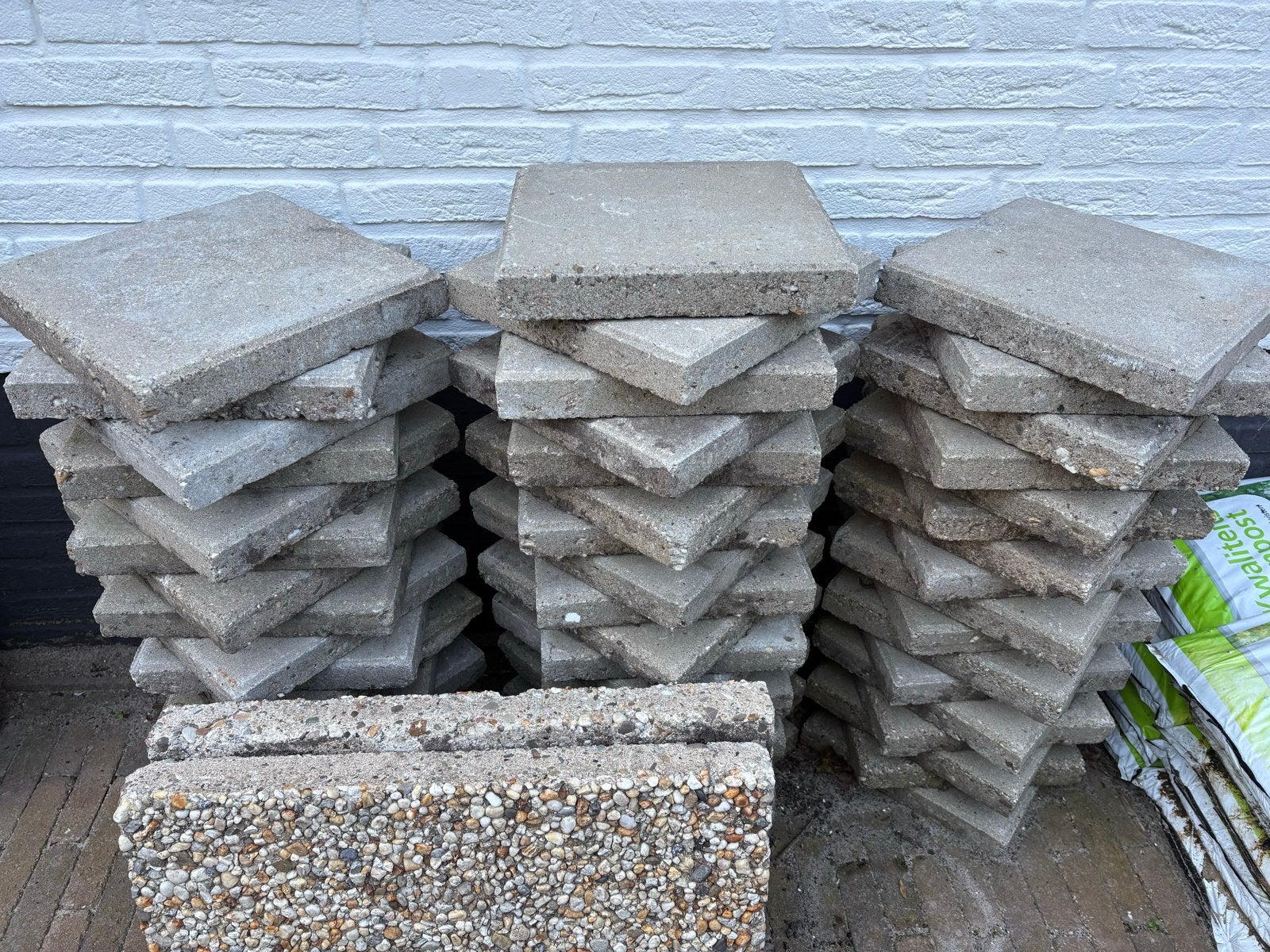 GRATIS > Betontegels 30x30 (4,5 m2) en grindtegels 40x60 cm, Ophalen, Gebruikt, Minder dan 5 m², Beton