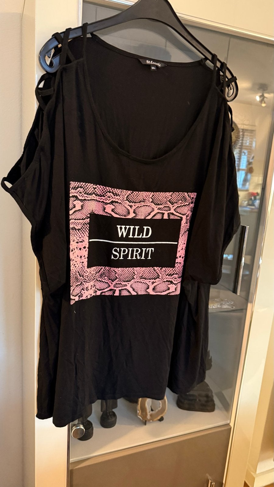 MSmode Zwart T-shirt met roze print en open schouders mt 52, Kleding | Dames, Ophalen of Verzenden, Zo goed als nieuw, Zwart, Shirt of Top