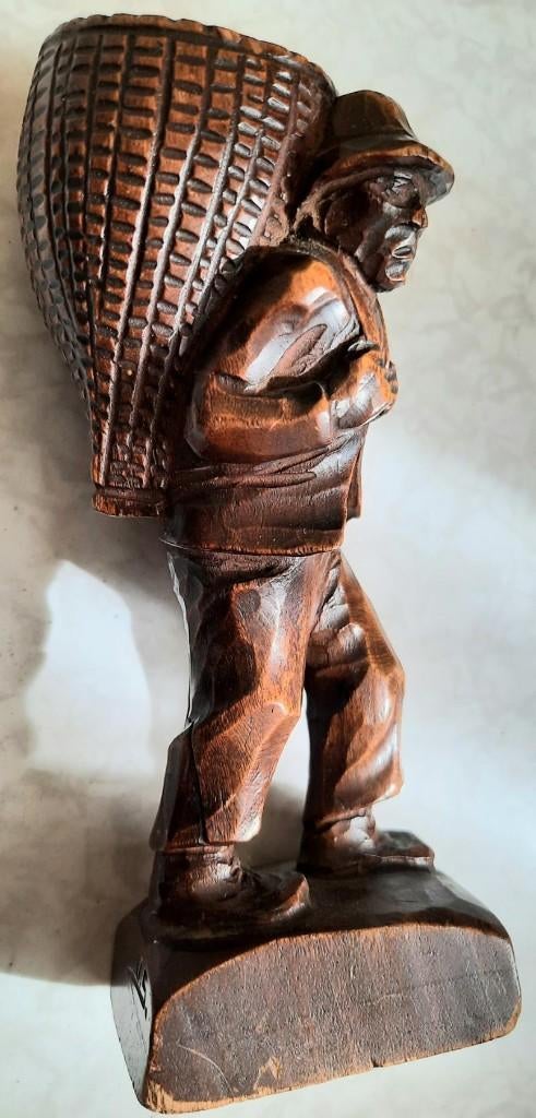 Hand gesneden beeldje mandendrager, Verzamelen, Beelden en Beeldjes, Gebruikt, Mens, Ophalen of Verzenden