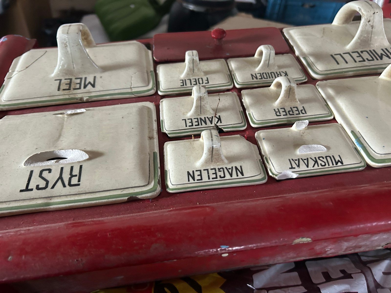 Vintage kruidenrek met porseleinen potjes, Ophalen