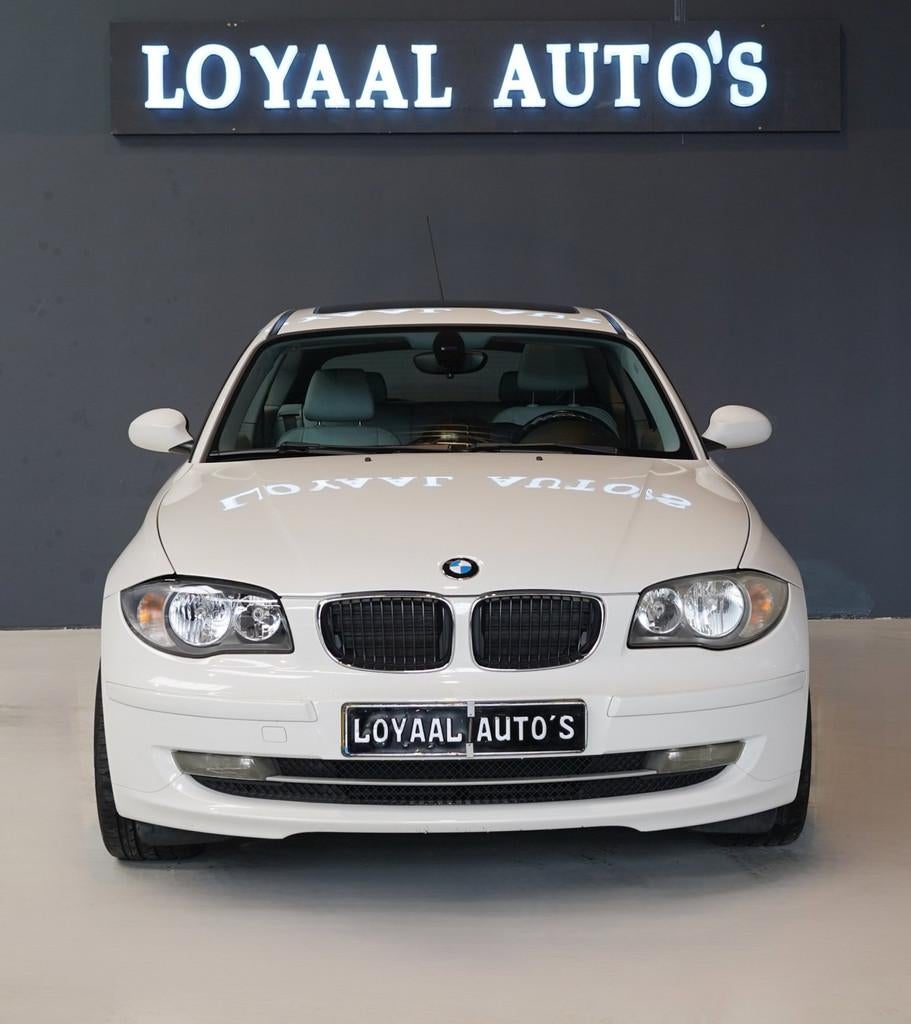 BMW 1-serie 118i Business Line | AUT | PANODAK | AIRCO | CRU, Auto's, Achterwielaandrijving, 4 stoelen, Wit, 1265 kg