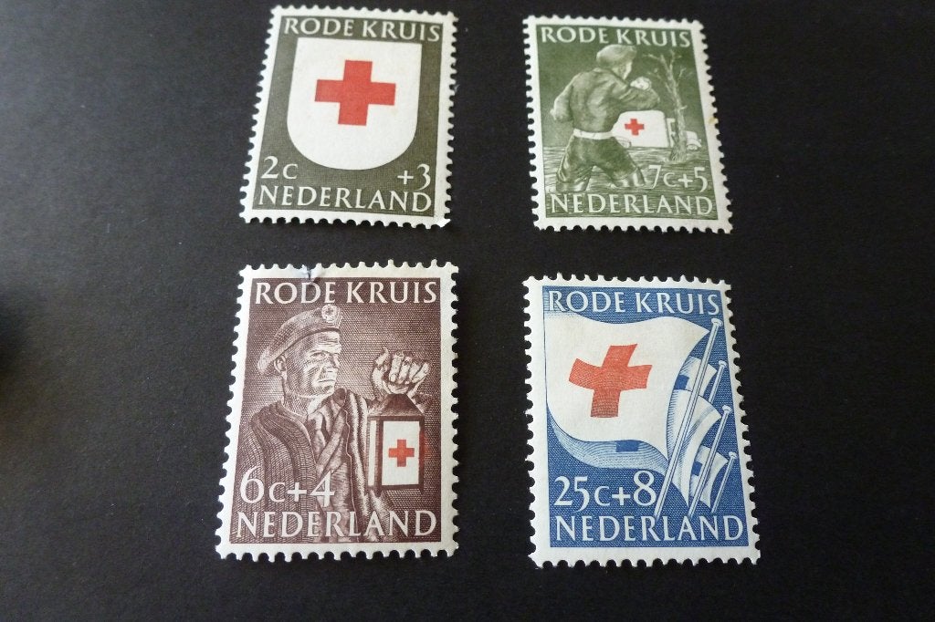 serie oude postzegels 4x  Rode Kruis 1953 ongestempeld (p 29, Postzegels en Munten, Postzegels | Nederland, Ophalen of Verzenden
