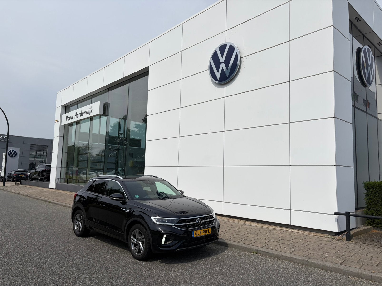 Volkswagen T-Roc R Line sport editie - 1.0 TSI 2023 zgan!, Voorwielaandrijving, Zwart, Handgeschakeld, Particulier