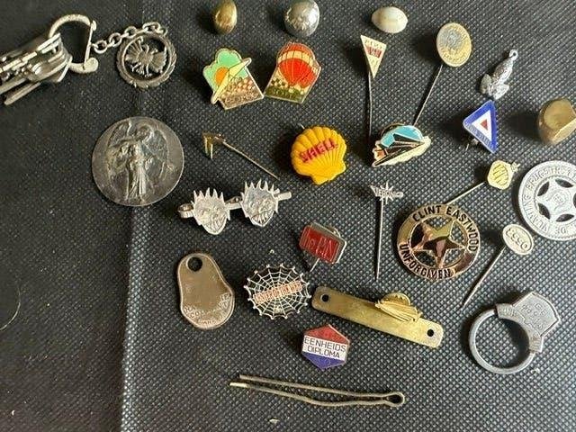 Speldjes Pins Buttons en prolaria, Verzamelen, Ophalen of Verzenden, Gebruikt, Overige onderwerpen, Speldje of Pin