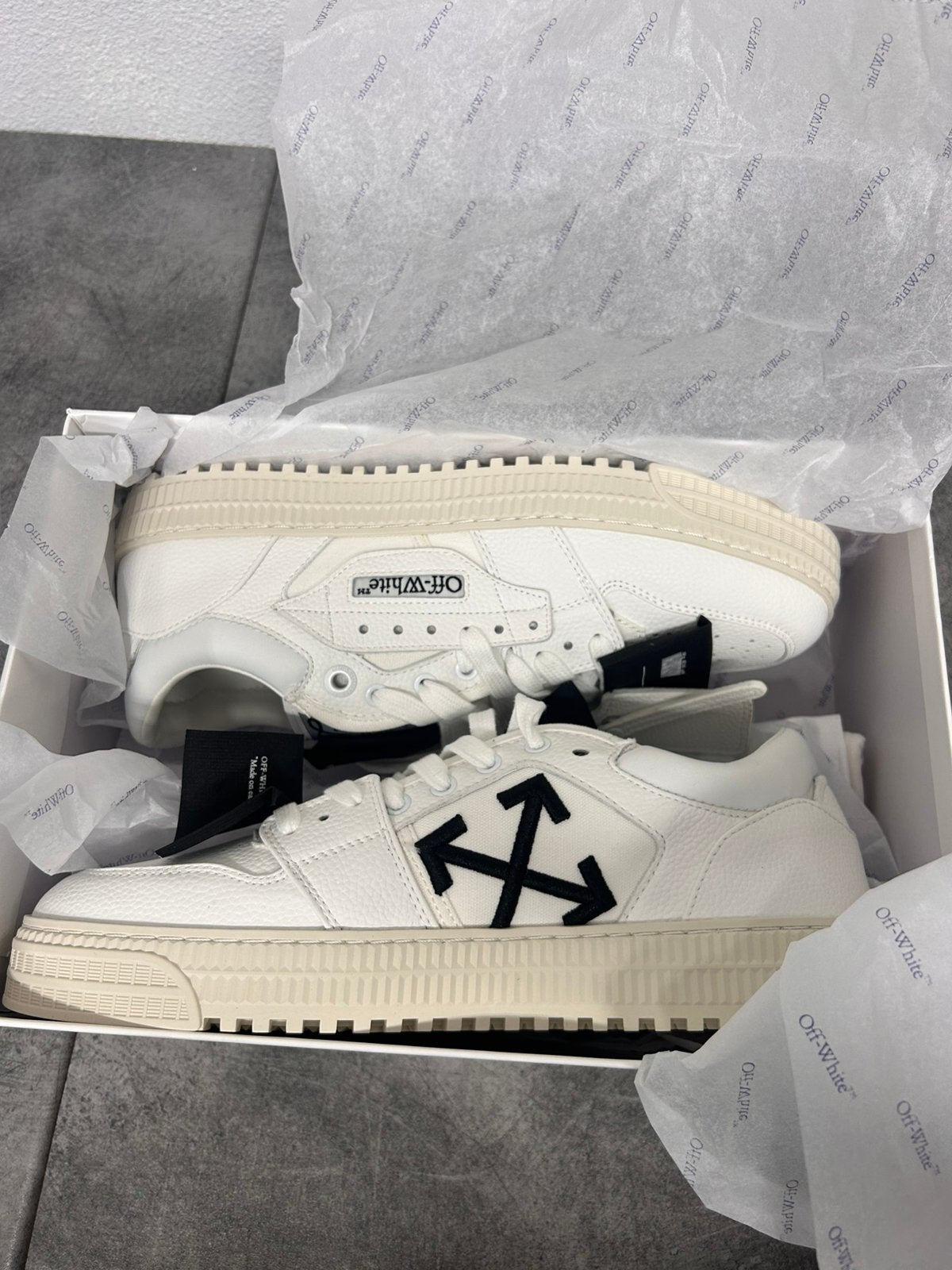 Off white, Zwart, Nieuw, Ophalen of Verzenden, Sneakers of Gympen