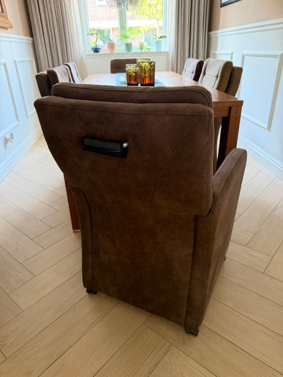 Foto 11 van Eettafel met 6 luxe eetkamerstoelen op wieltjes