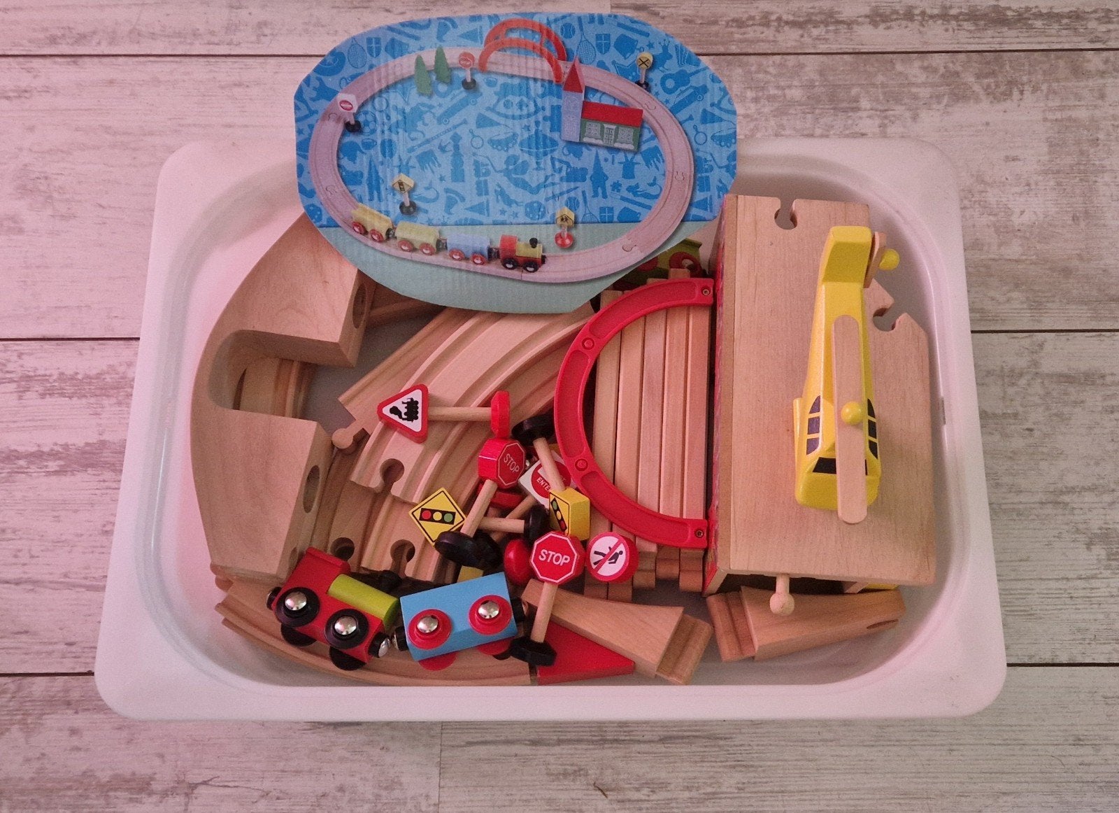 Houten treinbaan incl toebehoren, Kinderen en Baby's, Speelgoed | Houten speelgoed, Ophalen, Nieuw, Rij- of Hobbelspeelgoed
