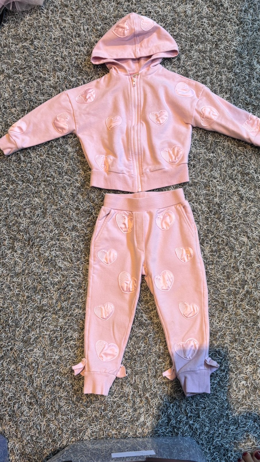 Monnalisa joggingpak met hartjes  broek 24 jasjes 36 maanden, Kinderen en Baby's, Kinderkleding | Maat 92, Ophalen of Verzenden