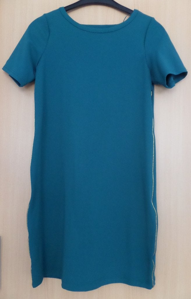 NIEUW: Groene jurk van de Hema met gouden bies maat S, Nieuw, Ophalen of Verzenden, Maat 36 (S), Boven de knie