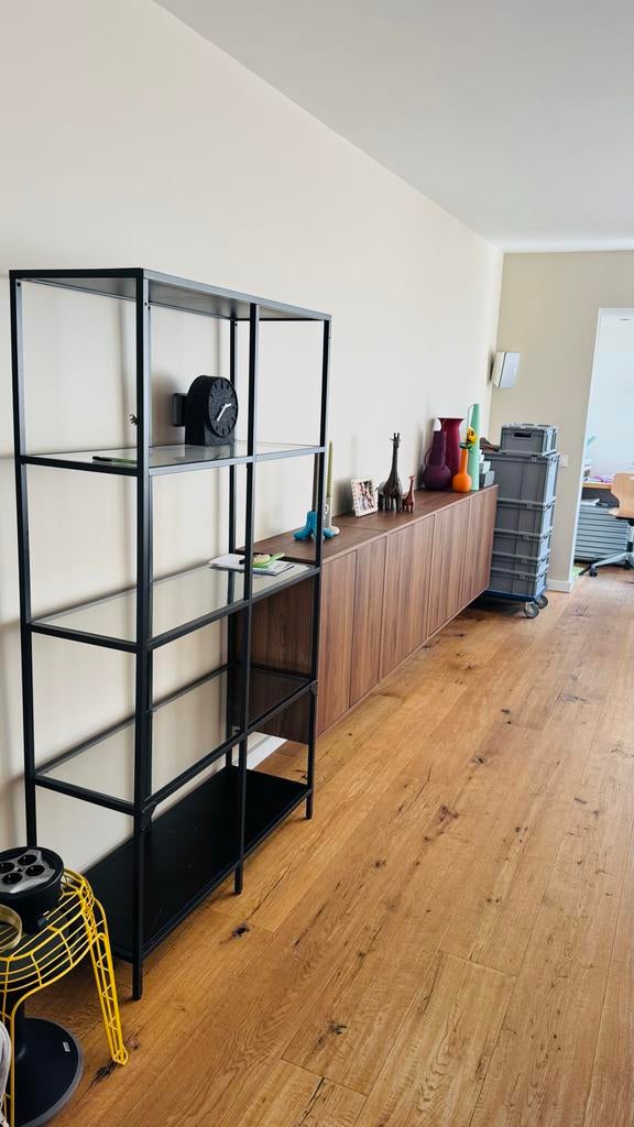 Vitrinekast en vierkante salontafel met marmerlook blad, Huis en Inrichting, Tafels | Bijzettafels, Ophalen, Minder dan 45 cm