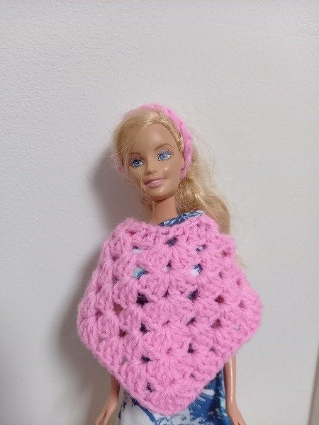Barbie kleertjes poncho met haarband roze, Verzenden, Nieuw, Barbie