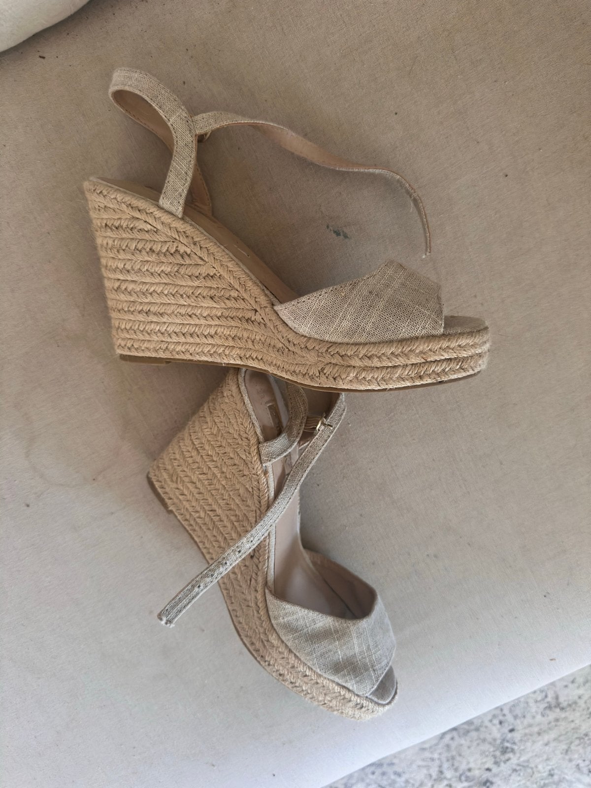 Sierlijke schoen met sleehak, Ophalen of Verzenden, Gedragen, Beige, Sandalen of Muiltjes