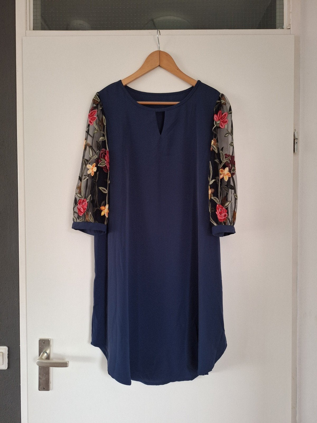 Nieuw !!! Mooi donkerblauw jurkje met bloemen XL / 44 €10,-, Blauw, Jurk, Maat 42/44 (L), Nieuw