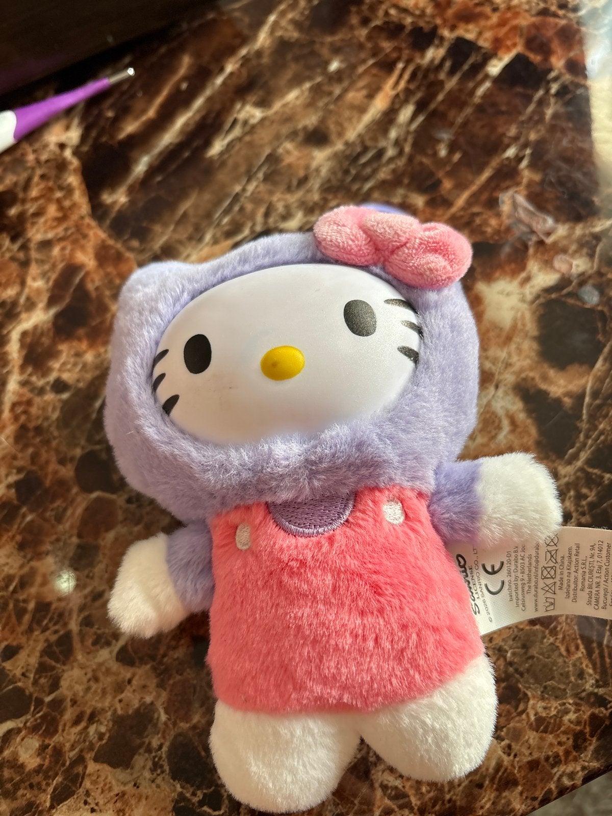 Hello Kitty knuffel in paarse en roze outfit, Kinderen en Baby's, Overige merken, Overige typen, Ophalen, Paars
