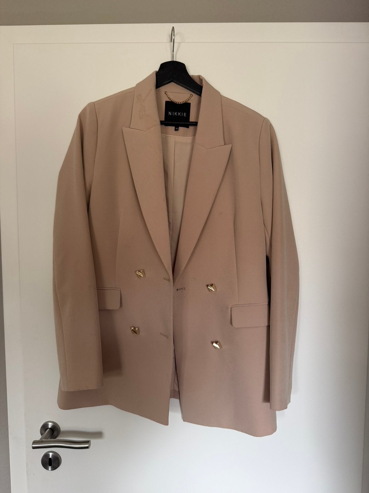 NIKKIE blazer maat 38 - pluizig en vlekken, Kleding | Dames, Maat 38/40 (M), Beige, Ophalen of Verzenden, Jasje