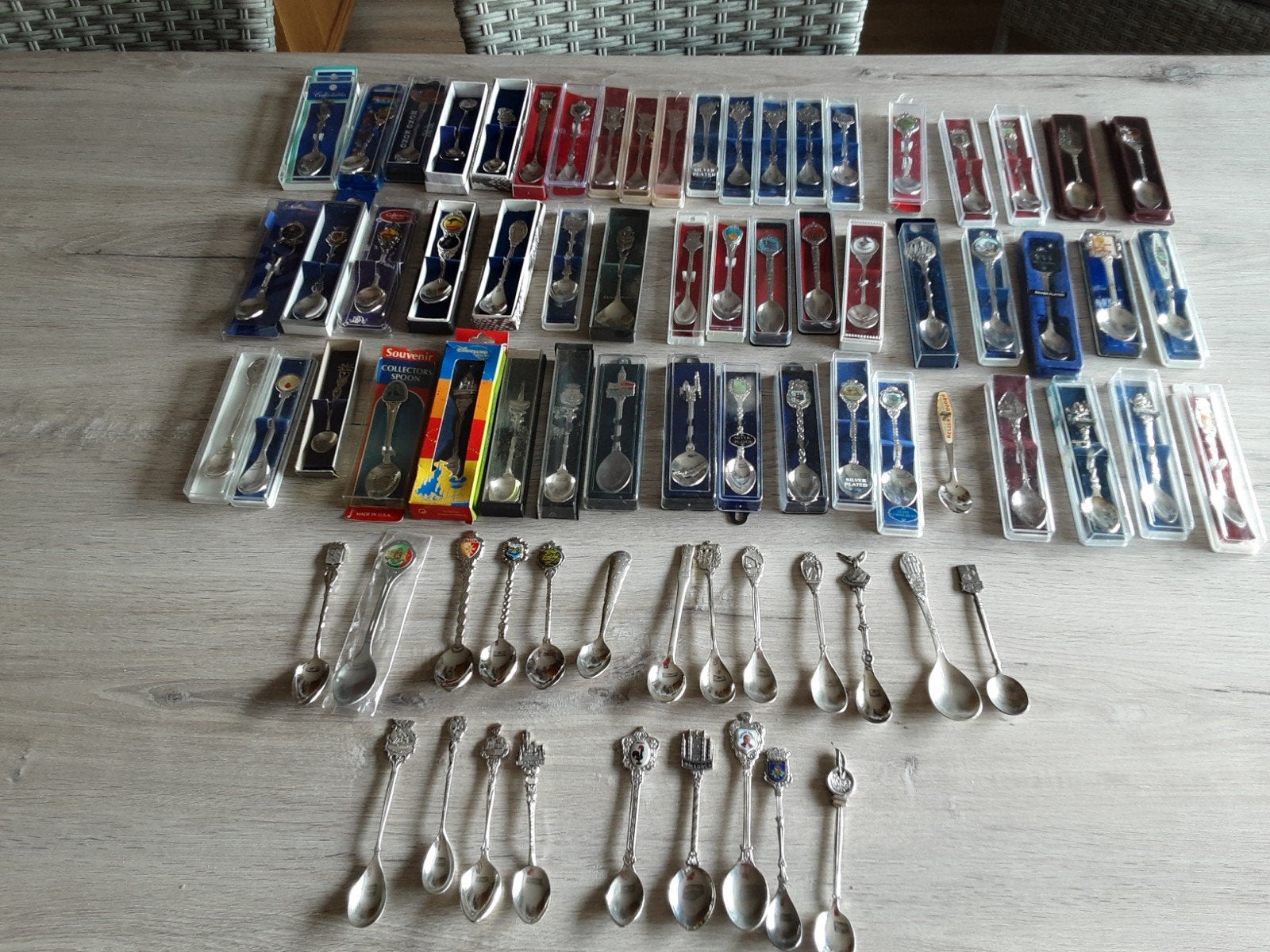 Grote verzameling souvenirlepels (ca. 50 stuks), Antiek en Kunst, Antiek | Bestek, Ophalen