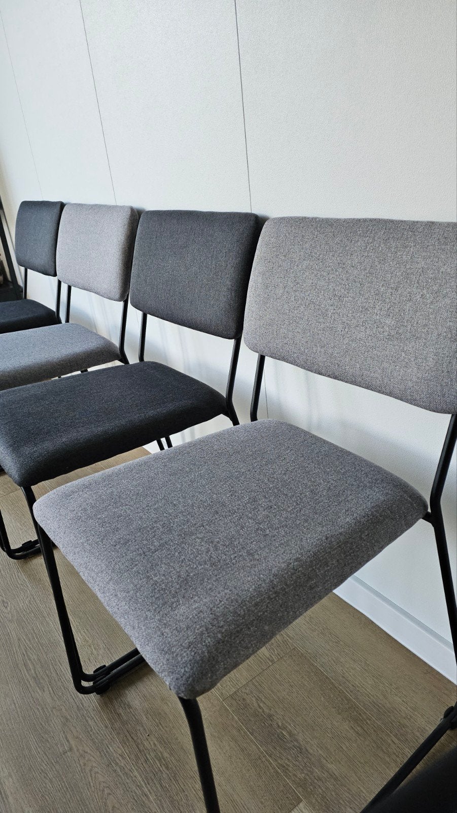 Eetkamerstoelen - 4 stuks modern, grijs/antraciet, Huis en Inrichting, Ophalen of Verzenden, Zo goed als nieuw, Metaal, Vier