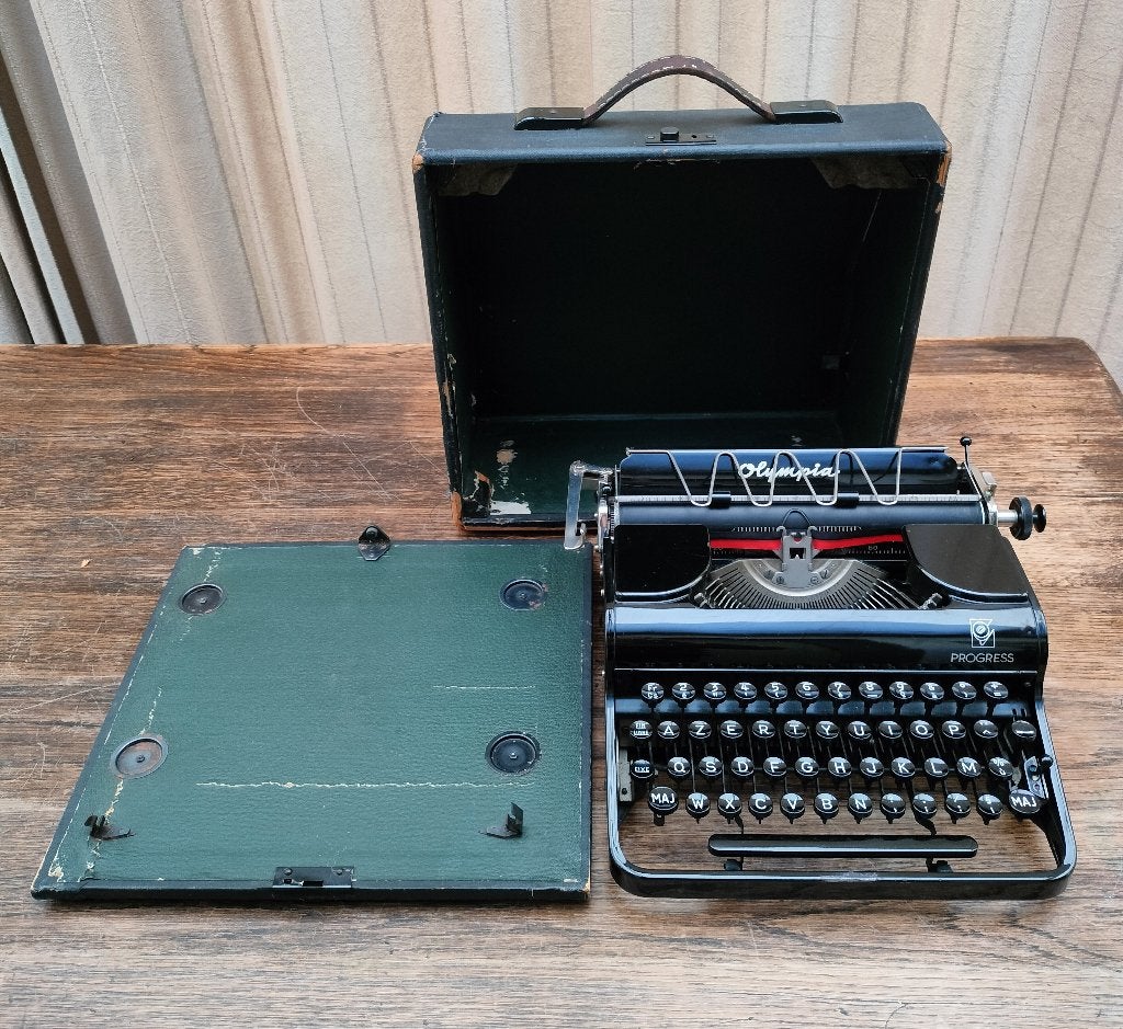 Typemachine OLYMPIA PROGRESS. Jaar 1947. AZERTY. Germany., Diversen, Ophalen of Verzenden, Gebruikt