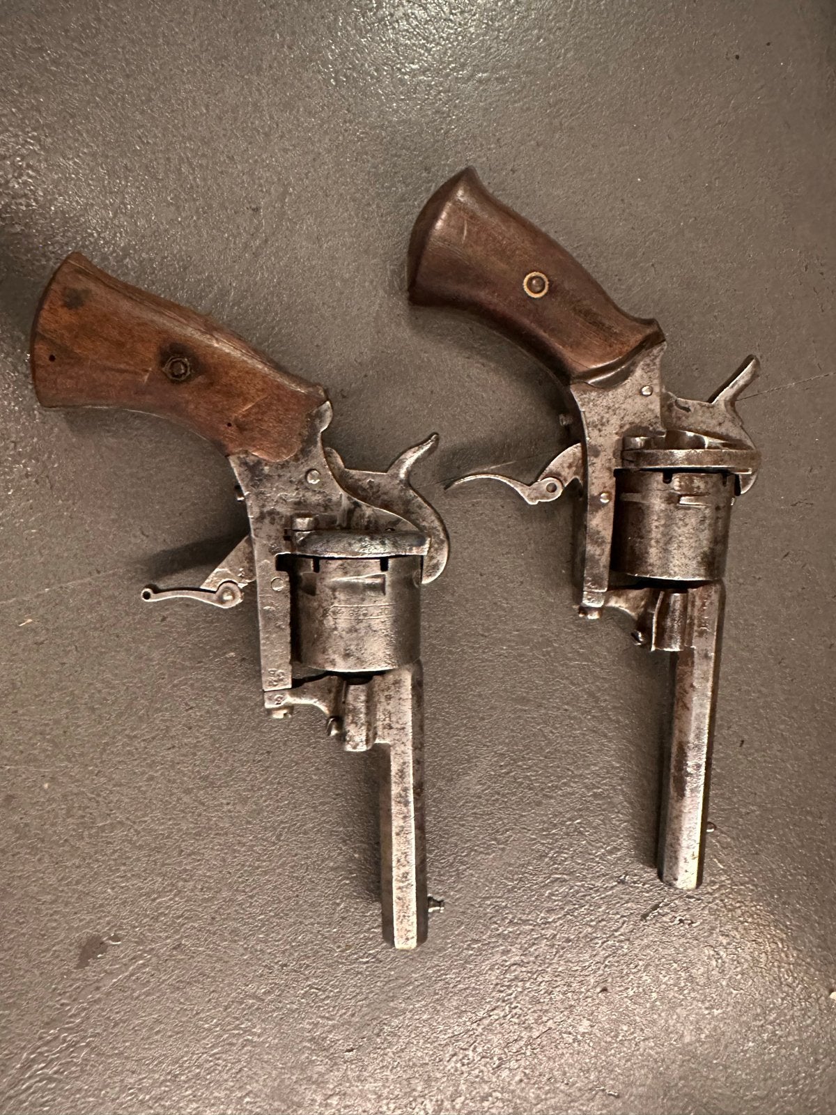 Antieke penvuur Revolvers 2 stuks, Ophalen
