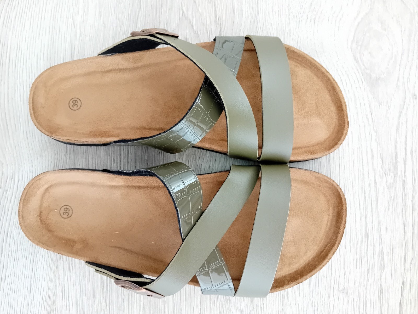 2 paar leuke sandalen/slippers, Kleding | Dames, Ophalen, Overige kleuren, Sandalen of Muiltjes, Merkloos