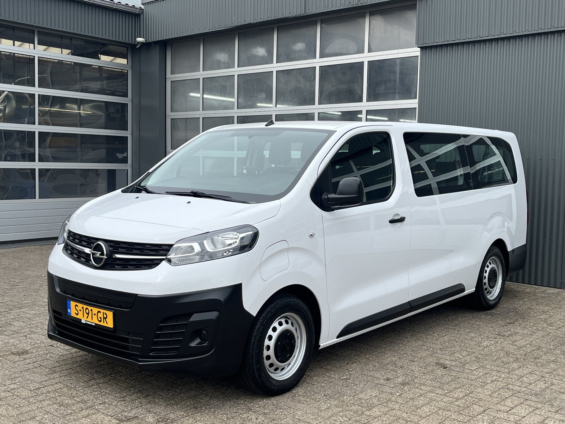 Opel Vivaro-e Combi L3H1 75 kWh 100% Elektrische Rolstoel 9-, Auto's, Opel, Zwart, Overige carrosserieën, 110 €/maand, Wit